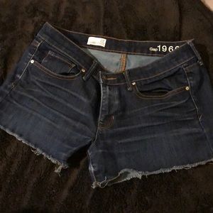 Cut-off jeans shorts.